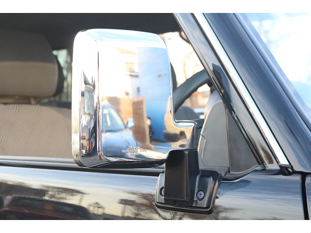 サイドミラーは縦型で視認性に優れていますよ♪