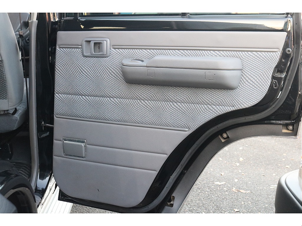 運転席2列目ドア内張！