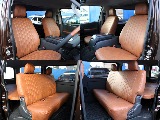 シートにはクラシックブラウンシートカバーを装着済みです♪茶木目インテリアパネルとの相性バッチリです！！