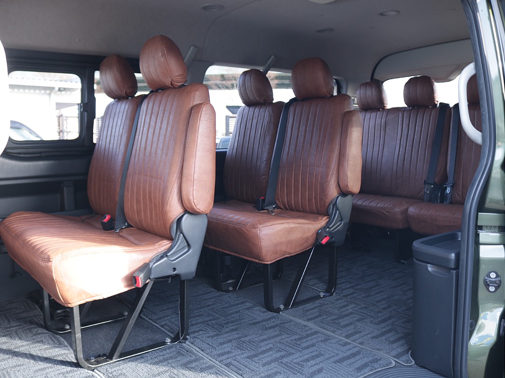 2列目以降もクラシックシートカバーつきになっておりますのでお手入れも簡単にできちゃいます！！