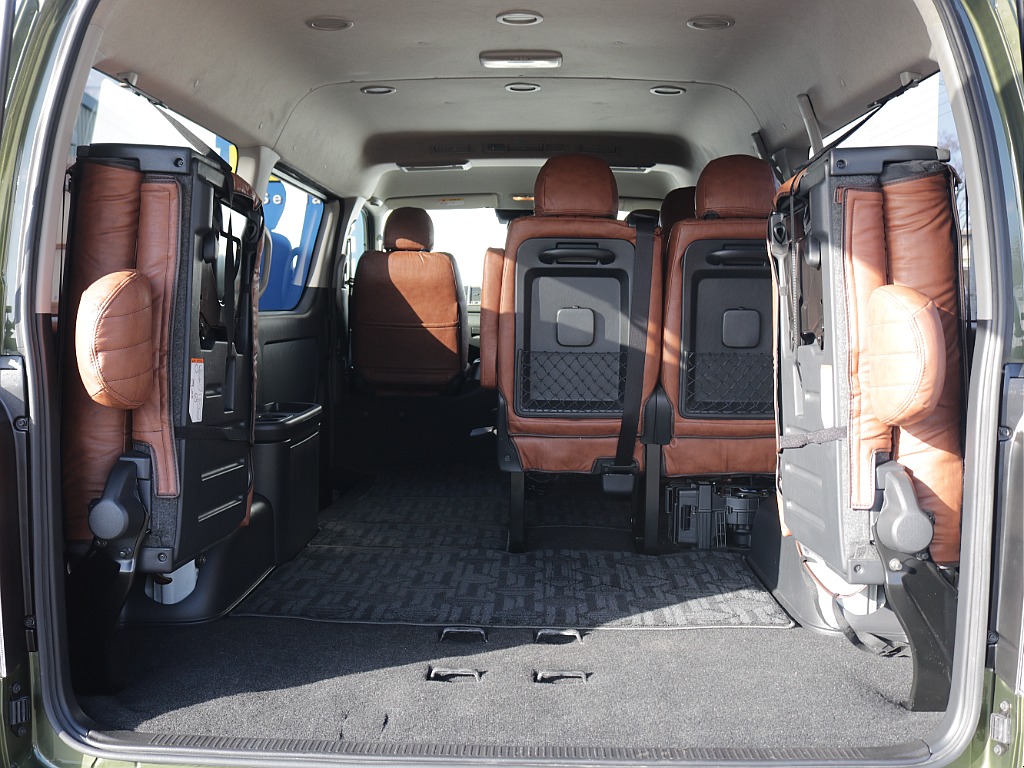 ４列目は跳ね上げ可能になっております！！大きい荷物でも載せられるラゲッチスペースも確保可能！！