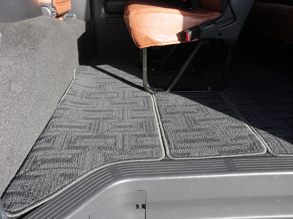 後部座席はフロアマットもすでに装着されておりますので汚れ対策や防水性もバッチリです！！