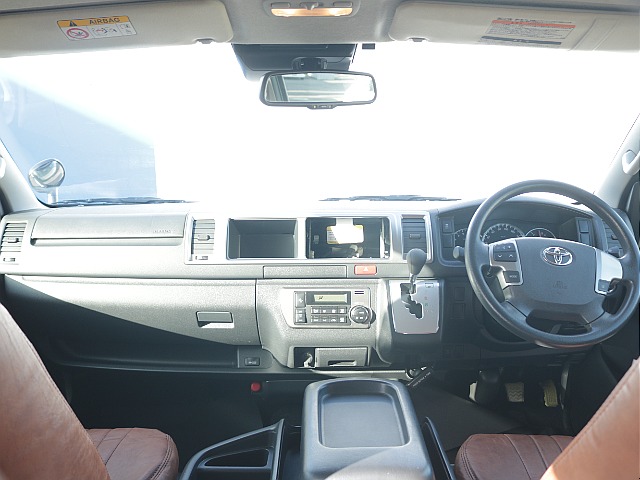 操作性、多機能性、快適性にわたる広々としたコックピット！！充実した内装になっております♪