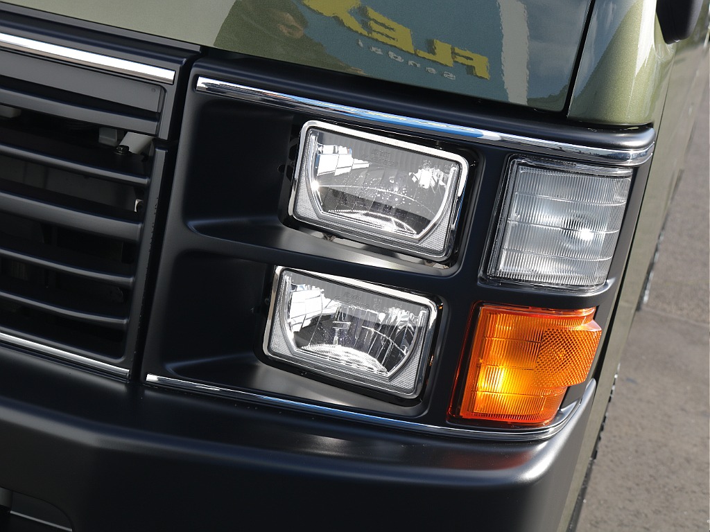 LEDヘッドライトになっておりますので夜間など暗い道でも安心して運転していただけます♪