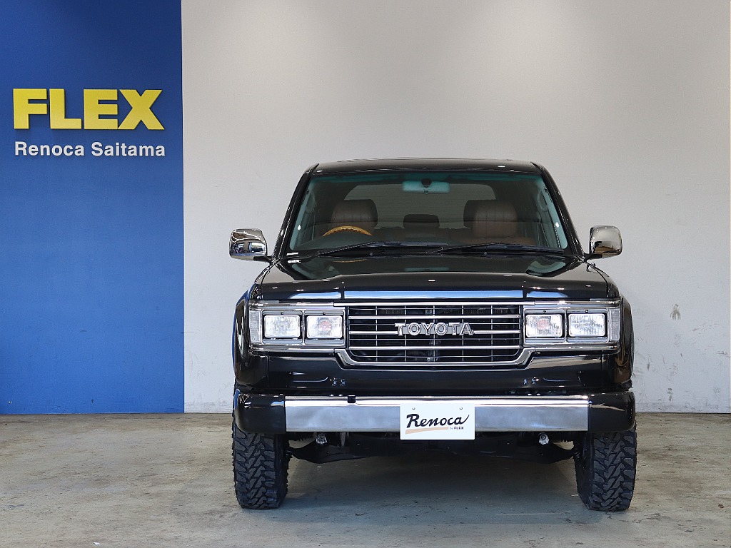 角目4灯が古き良き時代の車を演出