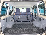 後部座席を跳ね上げることでより大きな荷物も積むことができます！