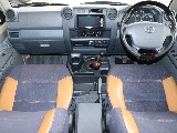 シンプルで機能的な内装となっております！シートカバーやシフトノブなど、各所にこだわりが詰まった内装です♪