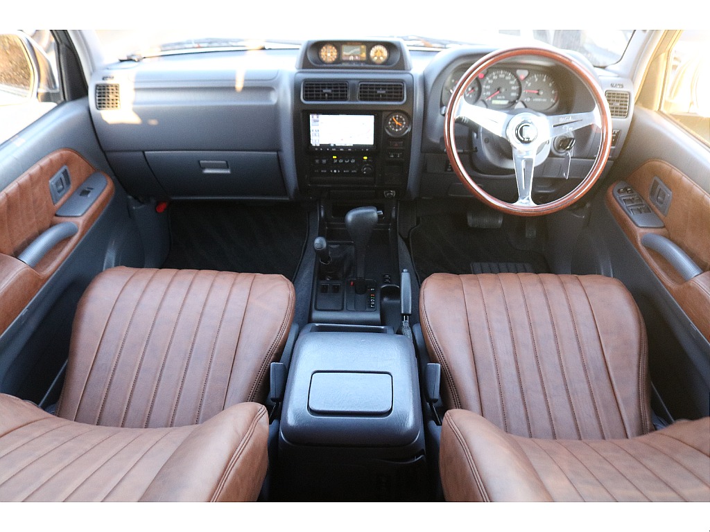 内装はグレーを基調にブラウンシートカバー・内張張替えを行いオシャレな印象に！