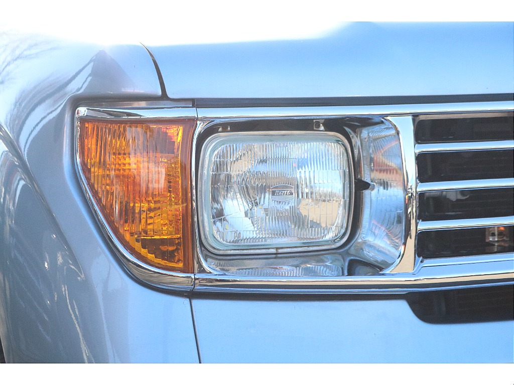 端正な印象を持つ角目ヘッドライト！