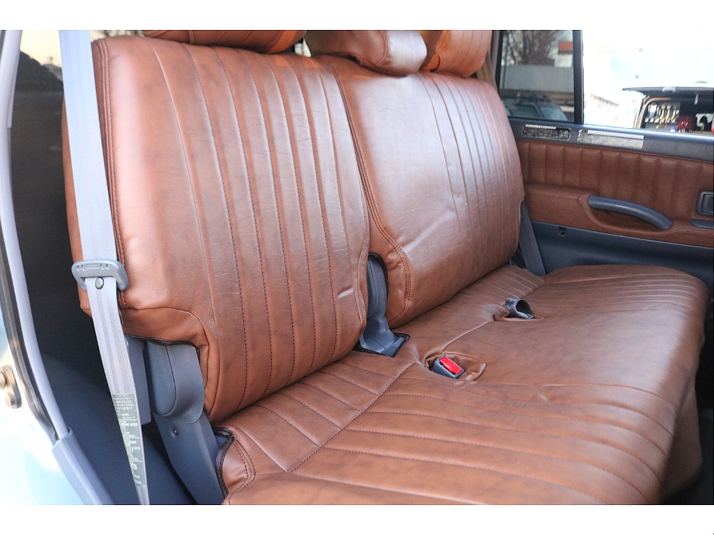 セカンドシートは分割式となっており、様々なシーンで大活躍！