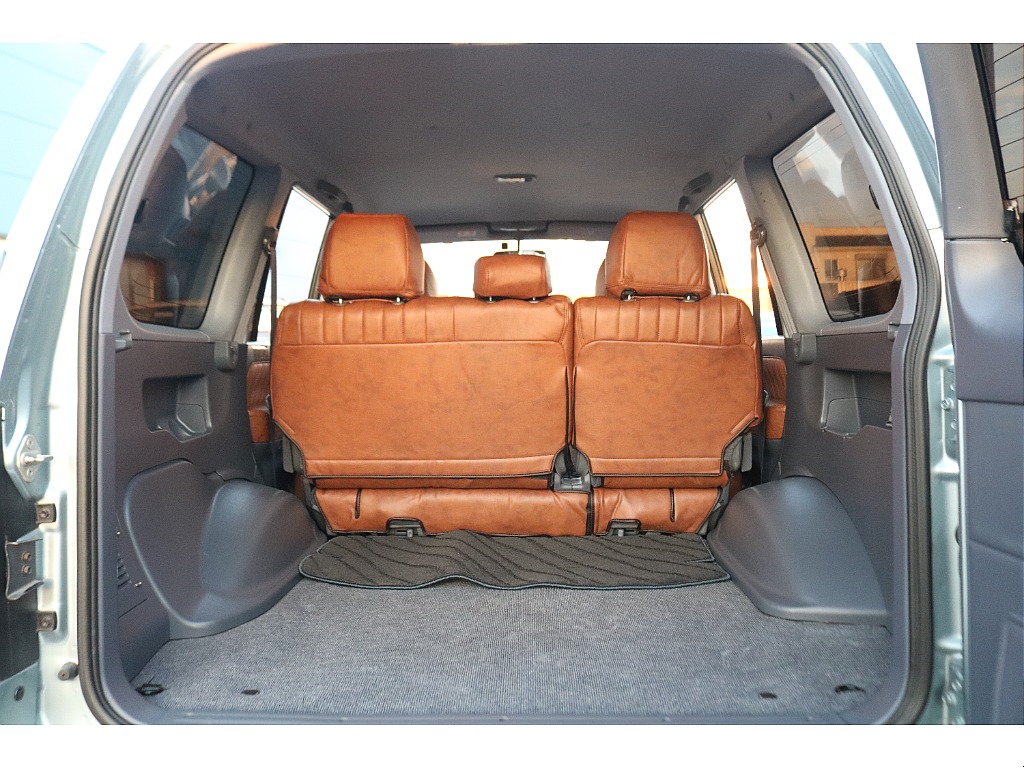 ラゲッジ内張もさすがは低走行車両といった綺麗な状態です！