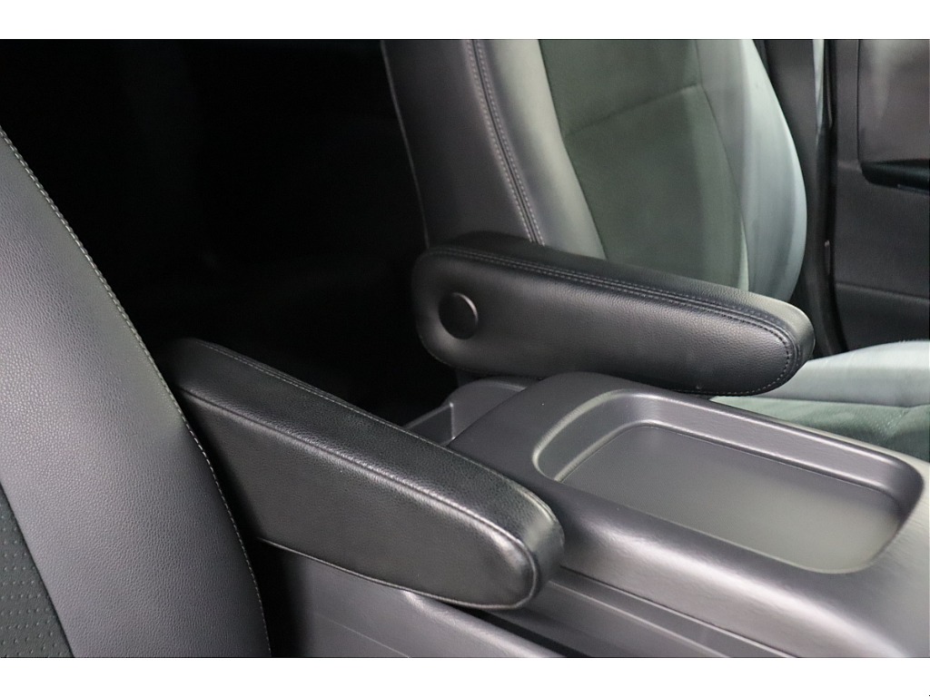 嬉しい多段階式アームレストが装着済み！