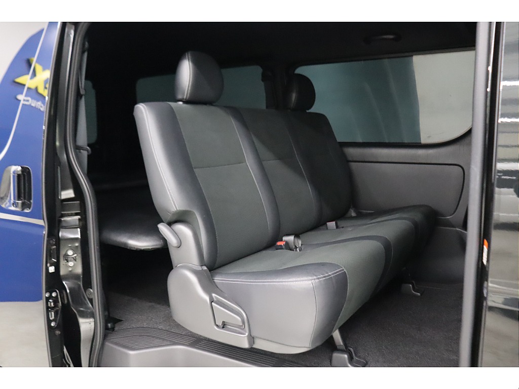 ゆったり座れる３人掛けセカンドシート！