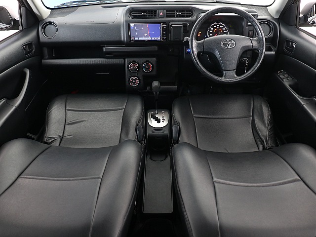 内装色に合うブラックシートカバー装備！