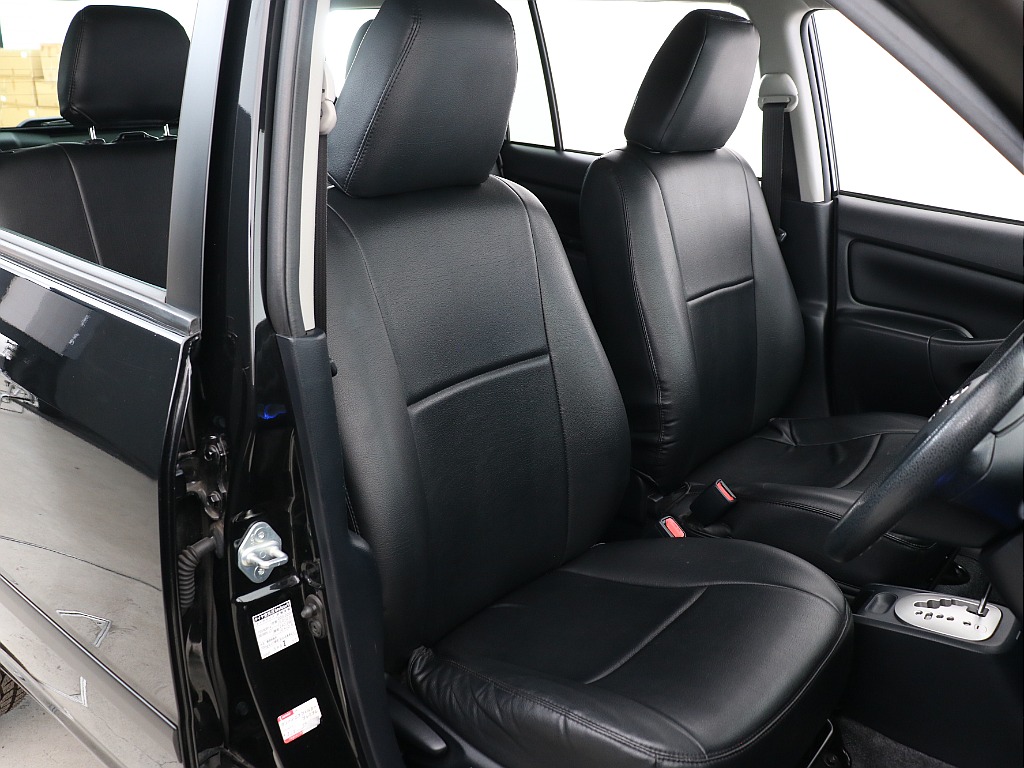 上下調整式ヘッドレスト装備！長時間の運転でも疲れにくいフロントシート！