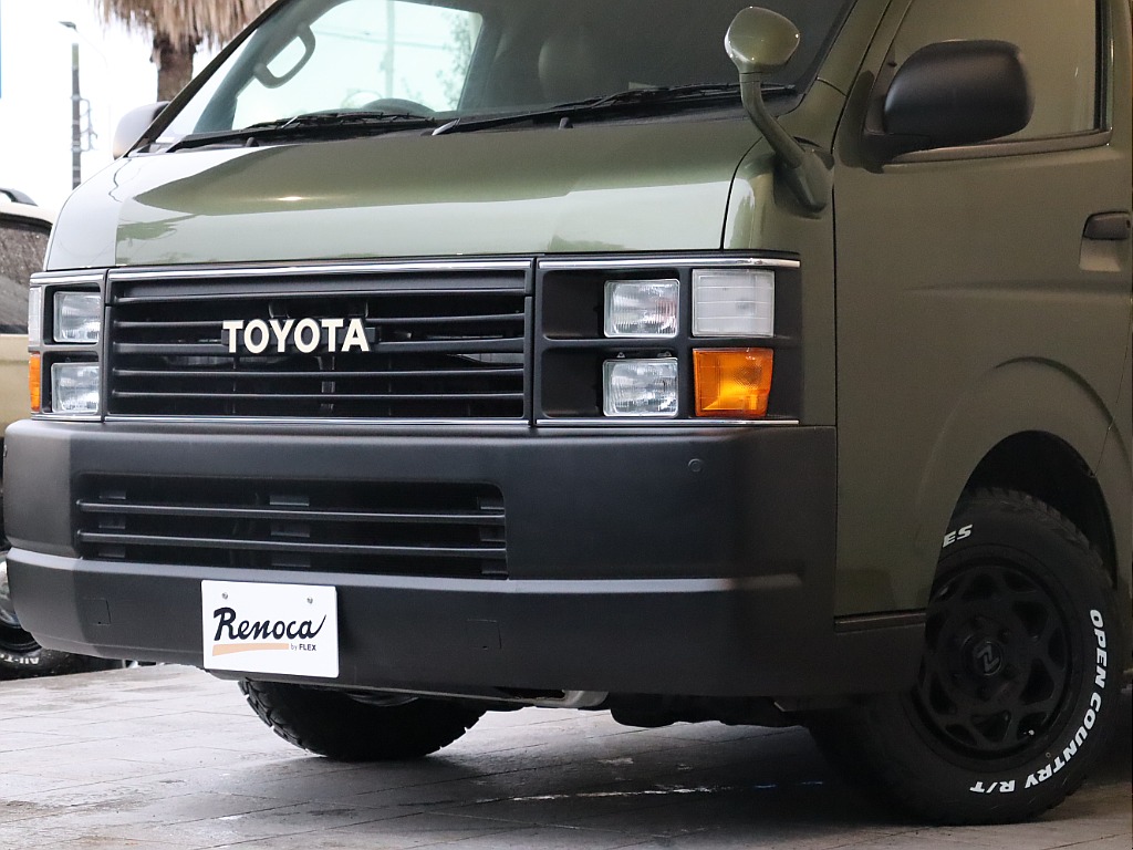 角目４灯のハロゲンヘッドライトと、横文字TOYOTAエンブレムでクラシカルな雰囲気が抜群に出ていおります！