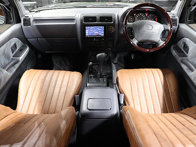 クラシックブラウンのシートカバー装着済み！