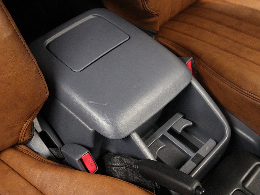 センターコンソール！ 後部にはドリンクホルダーも完備！