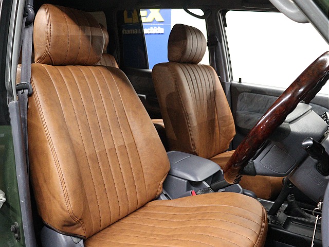 運転席は広々とした空間になっております