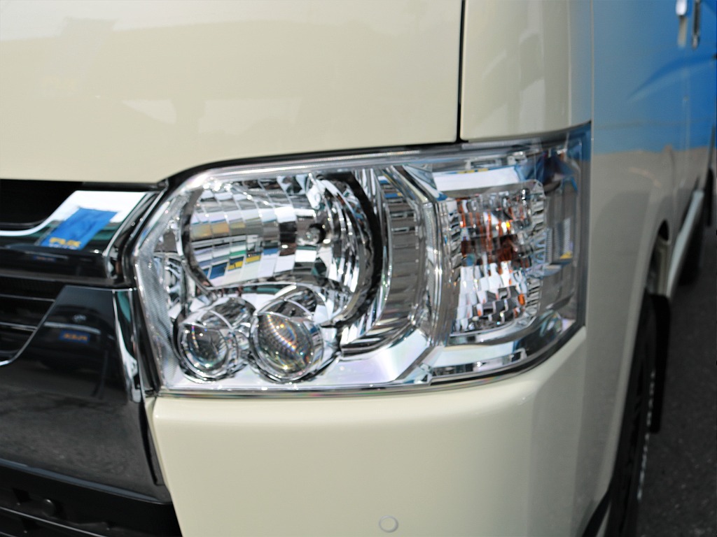 メーカーオプションのLEDヘッドライトも完備。トヨタセーフティセンスは標準装備。