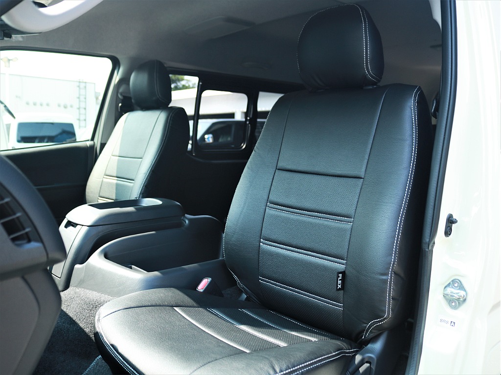 全席FLEXオリジナルレザー調シートカバーを装着済み！　車内に統一感を与えると共に、純正シートの保護効果も期待出来ます。
