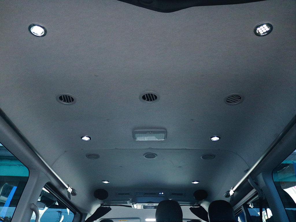 天井にはLEDスポットライトを６ヶ所に完備しており、後ろ向き座席家具には間接照明を備えております。