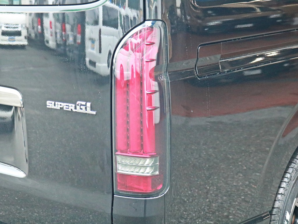 人気のアルティメットLEDテールランプを装着！　ウインカーをシーケンシャル（流れる）モードに切り替えたり、点滅に変えることが可能です。