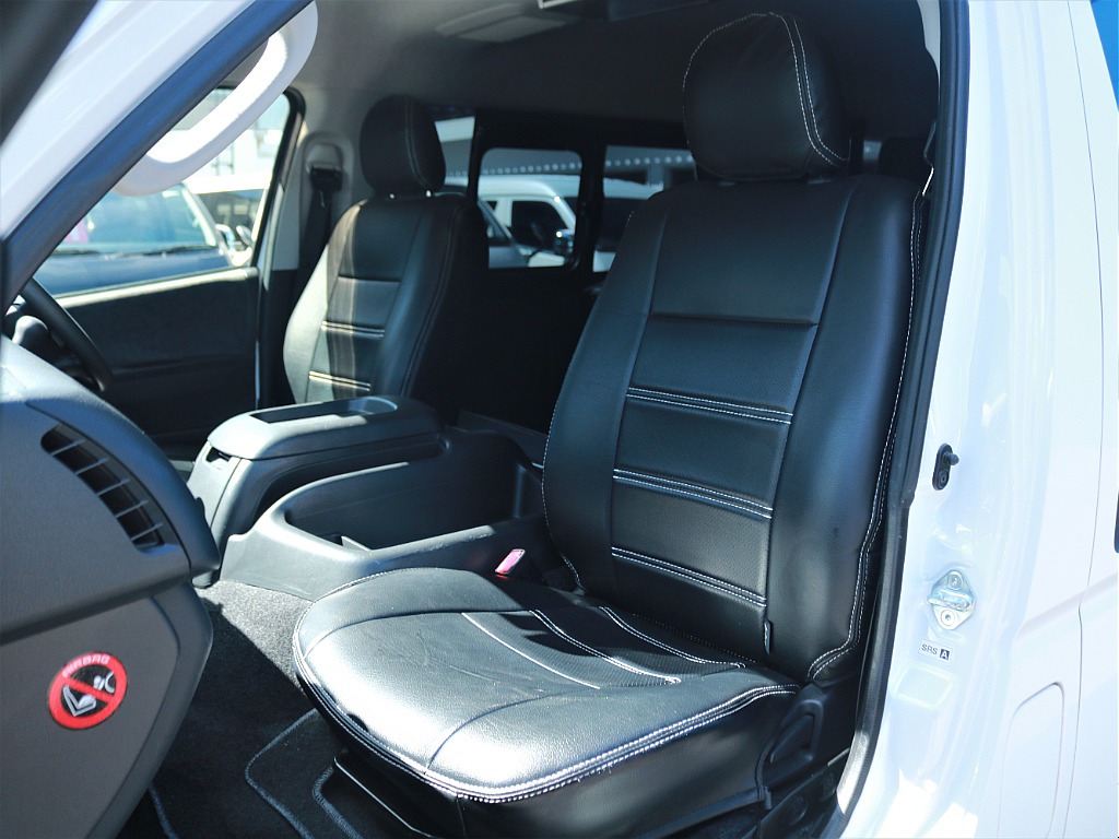 黒皮調シートカバーは全席に装着されているので、汚れ防止効果や、統一感があります！
