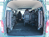 リヤハッチを開き、4列目シートを跳ね上げ収納すると10人乗りワゴンGLでも十分な荷室スペースが確保可能です。