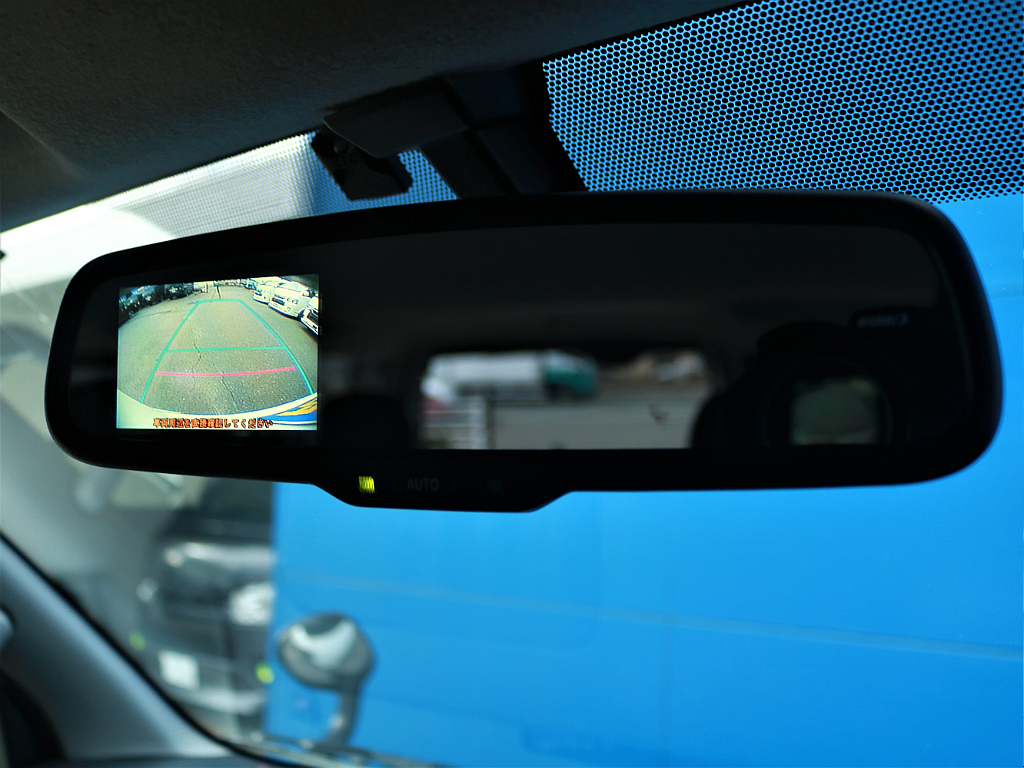 新車時メーカーオプションのバックカメラ内蔵自動防眩ミラーも完備しております。