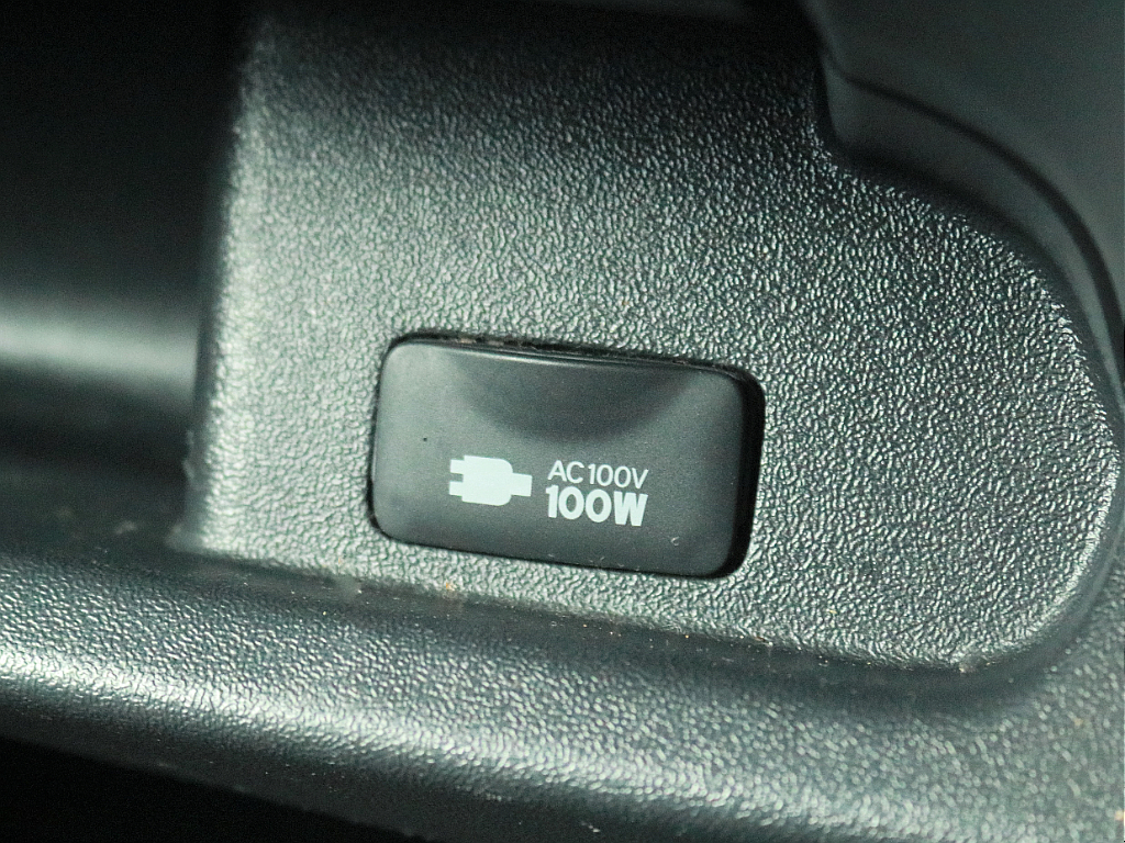 新車時メーカーオプションのAC100V電源・SRSエアバッグも完備しております。