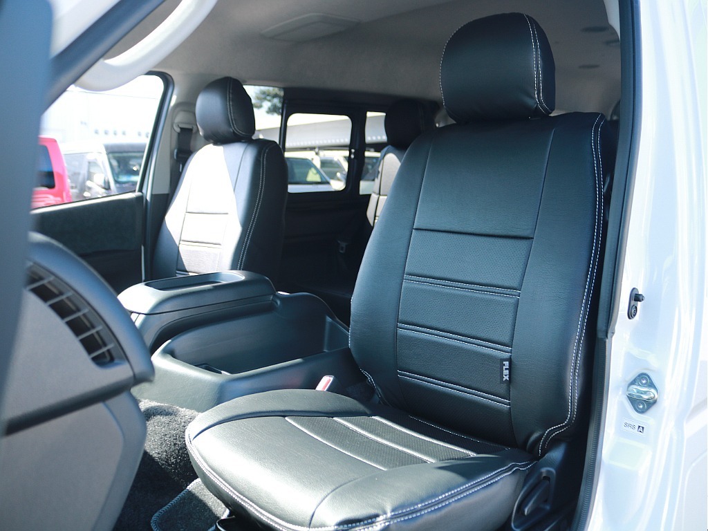 FLEXオリジナルレザー調シートカバーを完備！　車内に高級感を与えてシートの保護効果も期待できます。