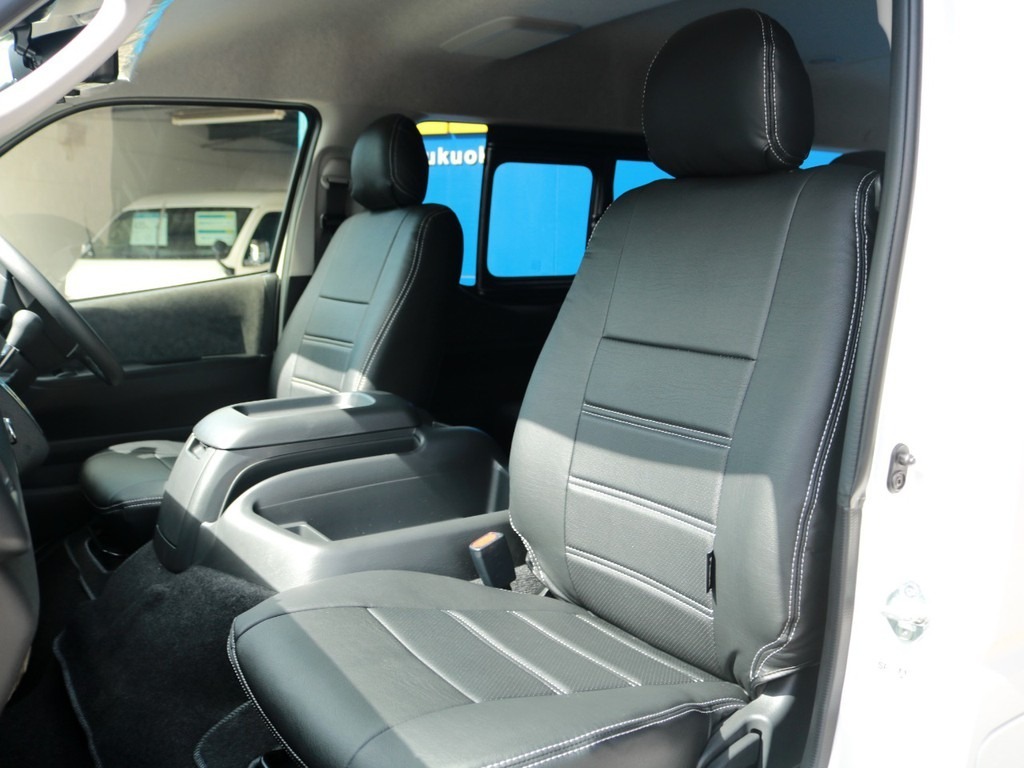 FLEXオリジナルレザー調シートカバーを装着済み！　車内に高級感を与えてシートを保護します！