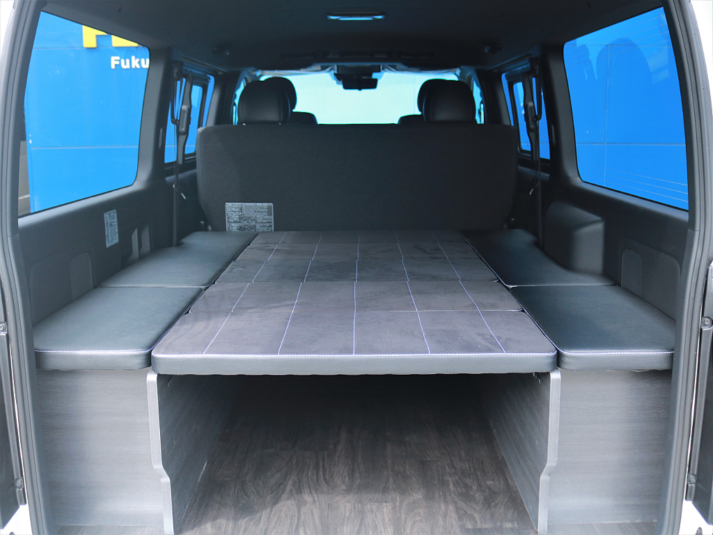 Ｖｅｒ４フルフラットベッドと全面フローリングを採用し、ベッドキットはダークプライムⅡのハーフレザーシートに合わせたベッドマットとなっております！