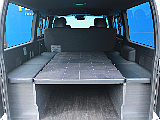 Ｖｅｒ４フルフラットベッドと全面フローリングを採用し、ベッドキットはダークプライムⅡのハーフレザーシートに合わせたベッドマットとなっております！