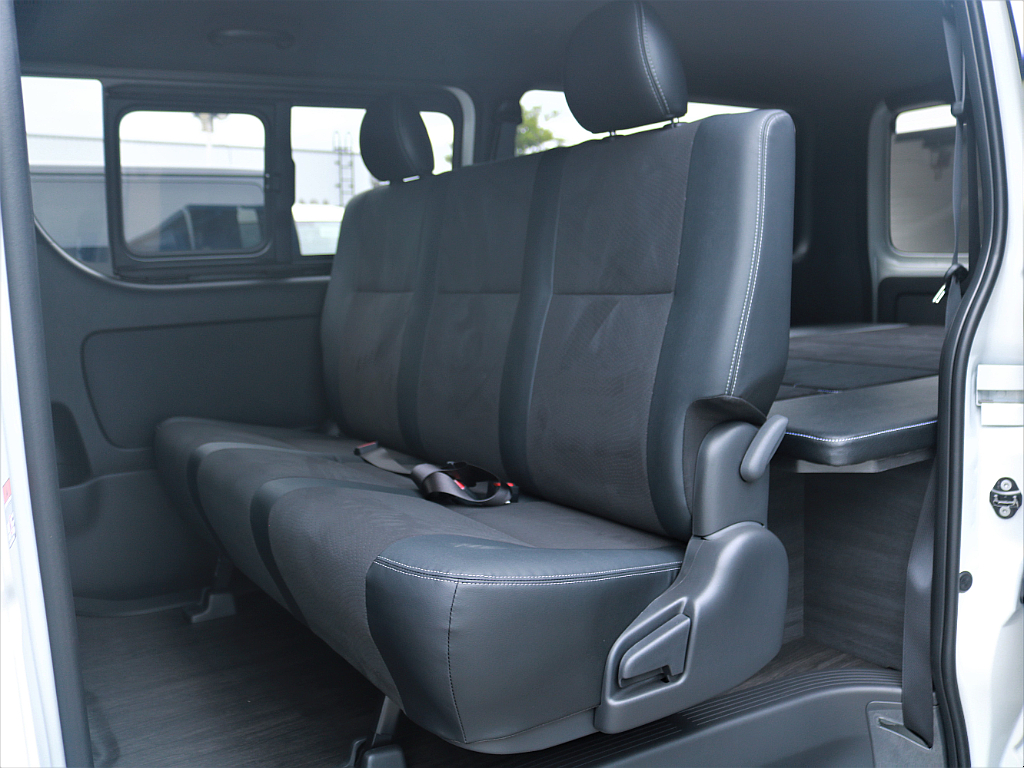 後席には３点式シートベルトを完備しておりますのでチャイルドシートの設置も可能です。