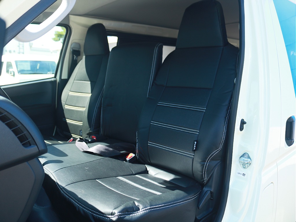 FLEXオリジナルレザー調シートカバーを装着！　車内に統一感を与えると共に、純正シートの保護効果も期待出来ます。