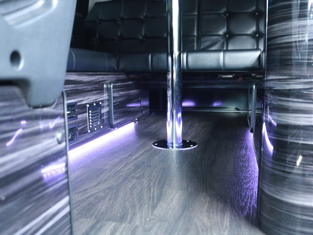 横座り座席家具にはLED間接照明も完備しておます。スイッチでON/OFFも可能です。