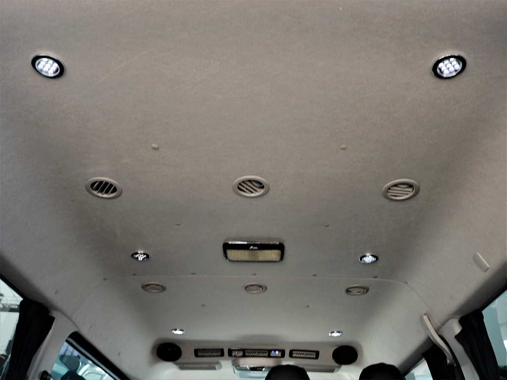天井LEDスポットライトを６ヶ所に完備しております。スイッチでON/OFFも可能です。