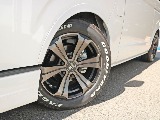 FLEXオリジナル限定カラーアーバングランデ17インチアルミホイールを装着！　タイヤはナスカーホワイトレタータイヤを合わせています！