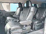 キャプテンシートにも専用のシートカバーが設置されています。