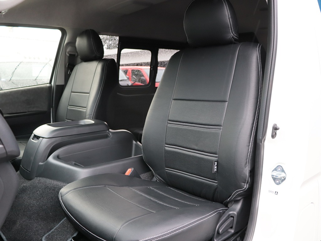 FLEXオリジナルレザー調シートカバーを装着！　車内の高級感を演出すると共に、純正シートの保護効果も期待出来ます。