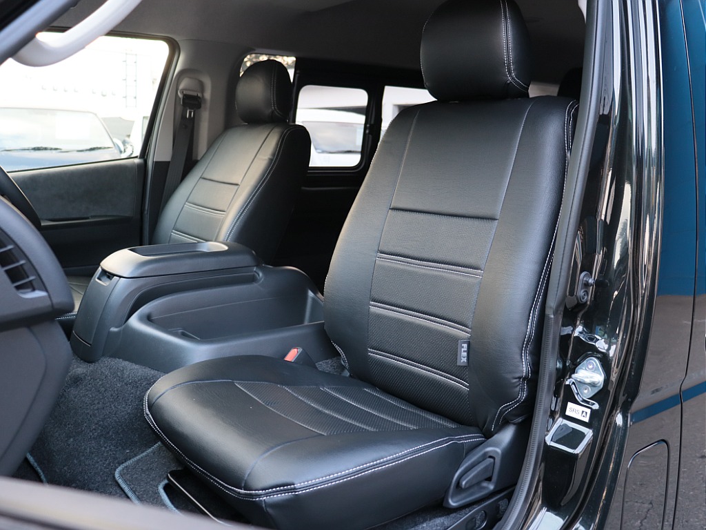 FLEXオリジナルレザー調シートカバーを装着！　車内の高級感を演出すると共に、純正シートの保護効果も期待出来ます