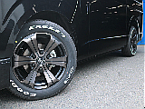 足回りにはFLEX専用カラーアーバングランデ17インチアルミを装着！　タイヤはナスカーホワイトレタータイヤを合わせています！