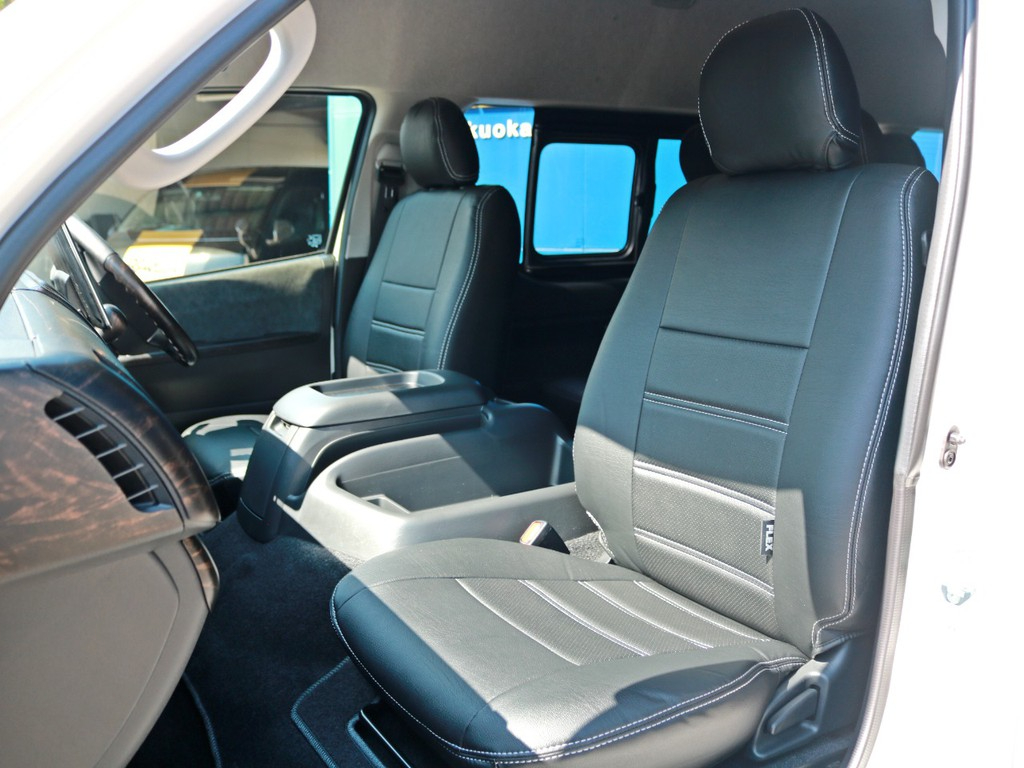 FLEXオリジナルレザー調シートカバーを装着済み！　車内の高級感を演出する他、純正シートの保護効果も期待出来ます。