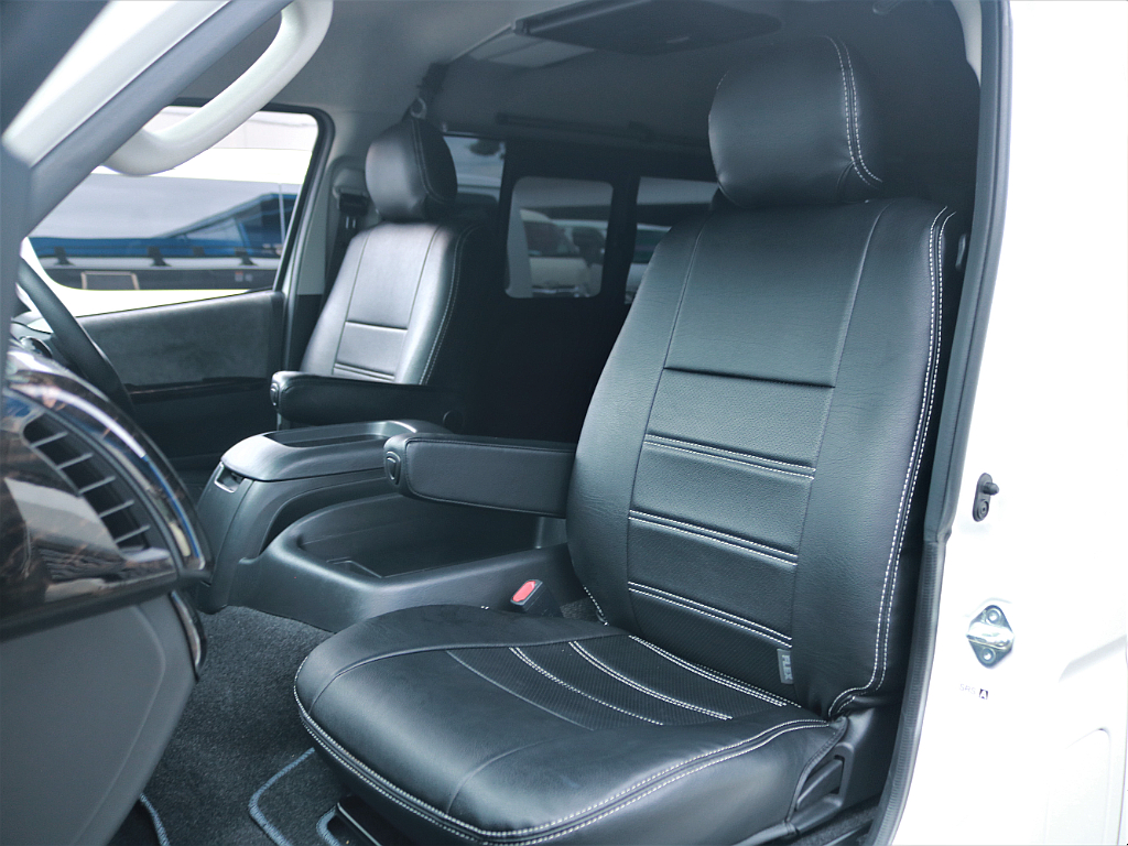 運転席・助手席には純正シートに装着するレガンスアームレストも完備しております。