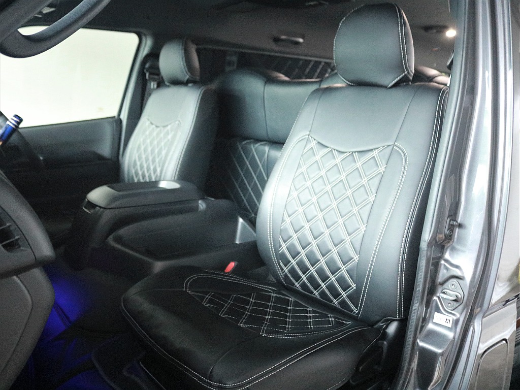 全席レザー調シートカバーを装着済み！　車内に統一感を与えると共に、純正シートの保護効果も期待出来ます。