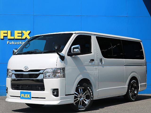 ダークプライムⅡ標準ボディをベースに床張りに施されたFLEXフローリングパッケージ！新車カスタムハイエースをロープライスでご提供！