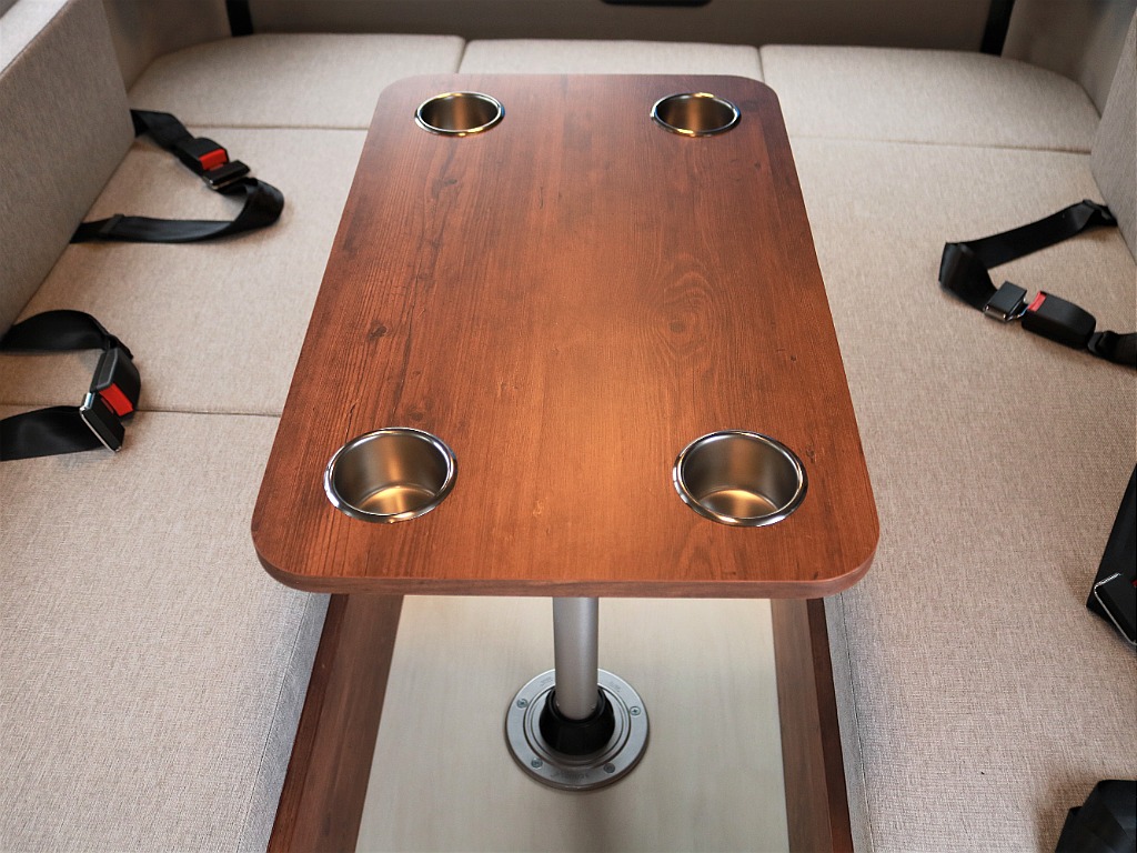 テーブルは着脱可能で、天板とポールの分解もできます