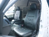 FLEXオリジナルレザー調シートカバーを装着済み！　車内に統一感を与えると共に、純正シートの保護効果も期待出来ます。